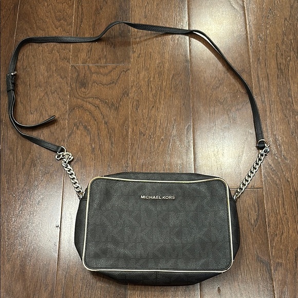 Michael Kors Black Belt Bag with Sleek Design - Picture 1 of 10
